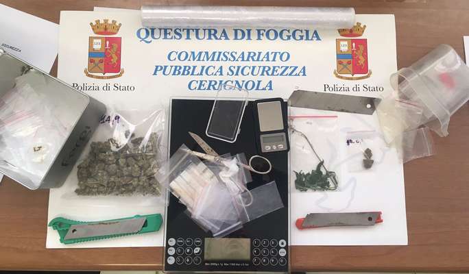 Arrestato giovane pusher cerignolano, sul balcone di casa aveva 86 dosi di di marijuana