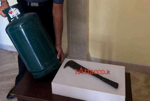 Tenta rapina in tabaccheria poi si barrica in casa minacciando di far esplodere palazzina, arrestato