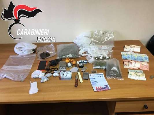 Fanno irruzione in un'abitazione e scoprono una centrale di spaccio. Arrestato giovane di San Paolo di Civitate