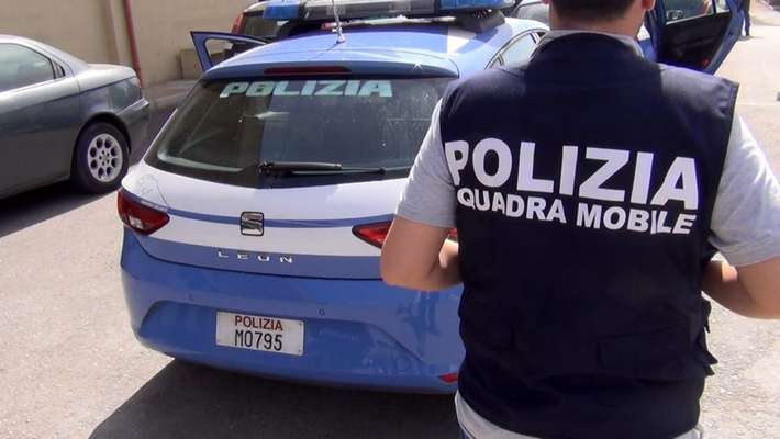 Avvicinano anziano con l'inganno per rapinarlo e lo aggrediscono, in carcere due rumene