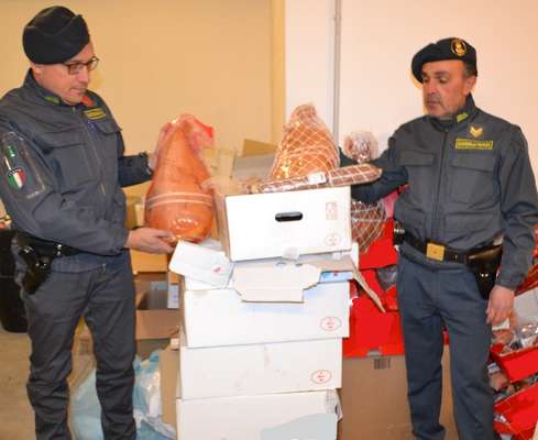 Furti ai tir. Prosciutti e prosecco rubati in Capitanata venduti a Barletta. In manette cinquantenne del posto