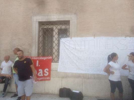 Container via San Severo, SI Cobas: Metafora del sistema marcio che ci governa