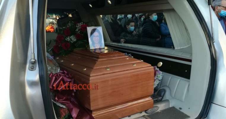 VIDEO | Orta Nova, funerali di Tiziana Gentile. Uscita del feretro