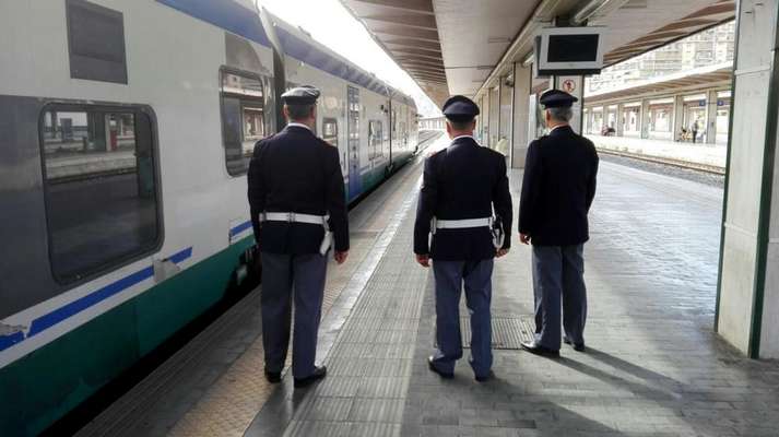 Calci ai poliziotti e atti di autolesionismo, cittadino egiziano viaggiava senza biglietto