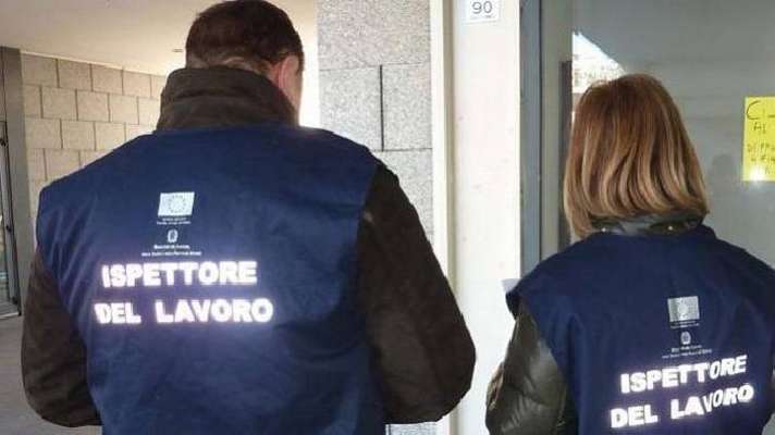Ore di lavoro non corrisposte ai dipendenti, nei guai azienda operante nel settore dei rifiuti