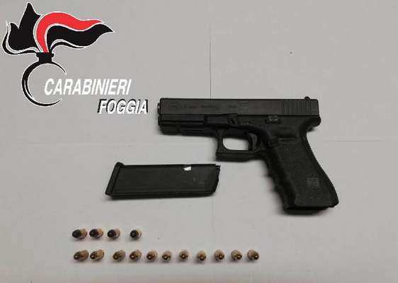 Ai domiciliari in attesa del processo per tentato omicidio, viene ritrovato in possesso di un'arma