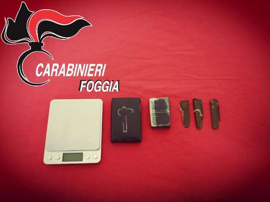 Prova a disfarsi della droga e nasconde panetto di hashish in casa, in manette 48enne di Lucera