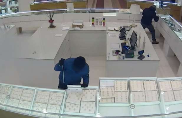 Colpo al Sarni Oro di San Giovanni Rotondo, armati di pistole e fucile portano via gioielli