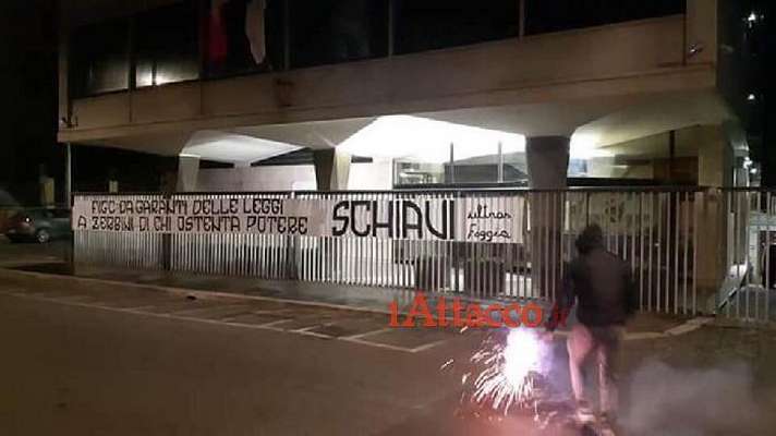 Foggia Calcio, striscione dei tifosi davanti la sede della Figc: "Zerbini di chi ostenta potere"