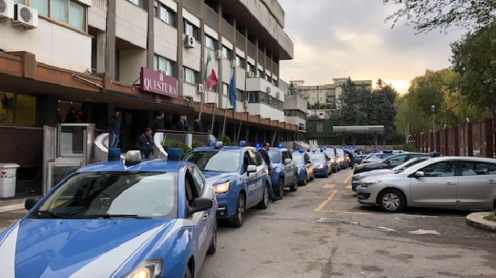 Foggia, insulta e colpisce con un pugno un agente di polizia: in manette un 39enne