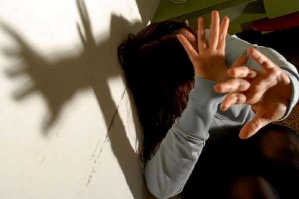 Mani alla gola, pugni al volto e al capo: uomo in carcere per maltrattamenti all'ex moglie