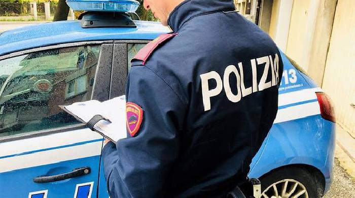 Polizia sventa rapina in supermercato e arresta un giovane foggiano, è caccia ai complici