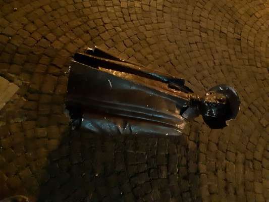 Landella: Le telecamere hanno ripreso tutto: la statua del viaggiatore è stata distrutta con un calcio da persona incappucciata