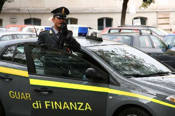Poggio Imperiale, Finanza sequestra due depositi incontrollati di rifiuti speciali. Due imprenditori denunciati