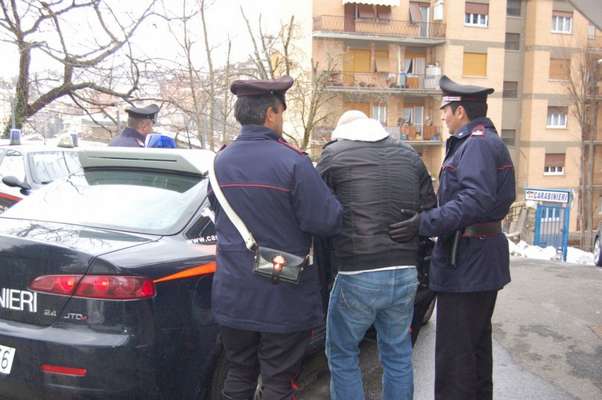 Approfitta di una visita premio al Santuario di San Pio per evadere, bloccato un 30enne