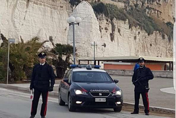 Dammi i soldi o ti taglio la gola, arrestato stalker cerignolano a Vieste