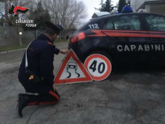 Trinitapoli, sorpreso a rubare segnali stradali. Arrestato 38enne del posto