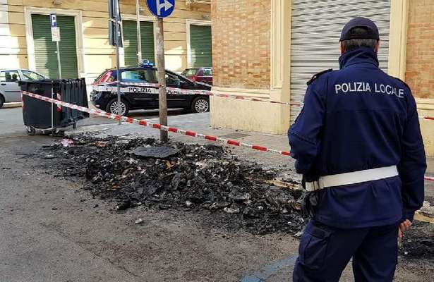 Foggia, rompono e bruciano cassonetti in città : fermate e sanzionate due persone