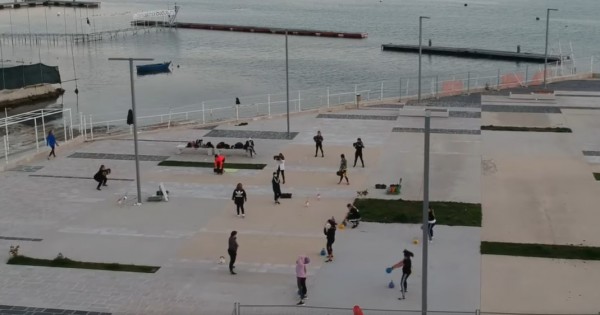 Le palestre sono chiuse ma c'è chi ha ovviato con il workout. Meglio ancora se in riva al mare