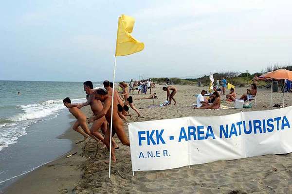 Ischitella meta dei nudisti, a luglio il Festival Naturista sbarca in riva al Gargano