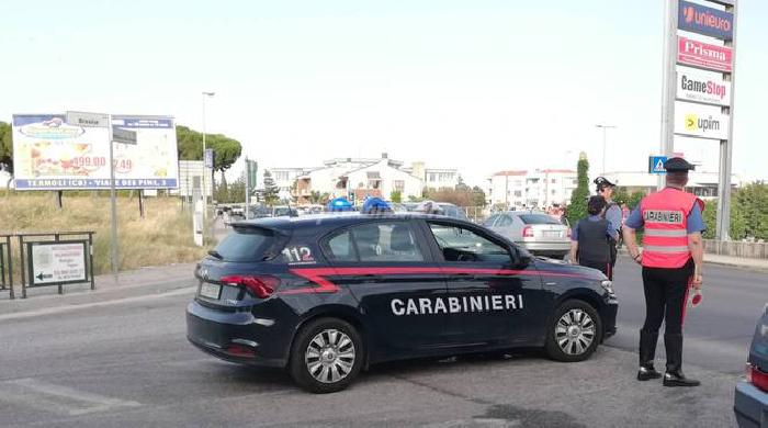 Non si fermano all'alt, bloccati dopo inseguimento: in auto armi pronte a fare fuoco