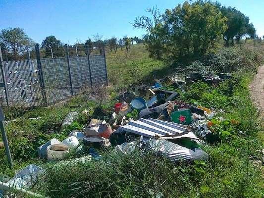 Sversati, tombati e bruciati rifiuti di ogni genere. "Le campagne pugliesi, discariche a cielo aperto"