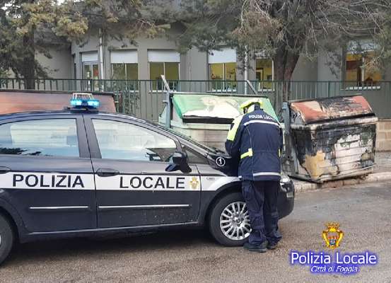 Incendi ai cassonetti a Foggia, preso il presunto piromane: in casa aveva 23 accendini