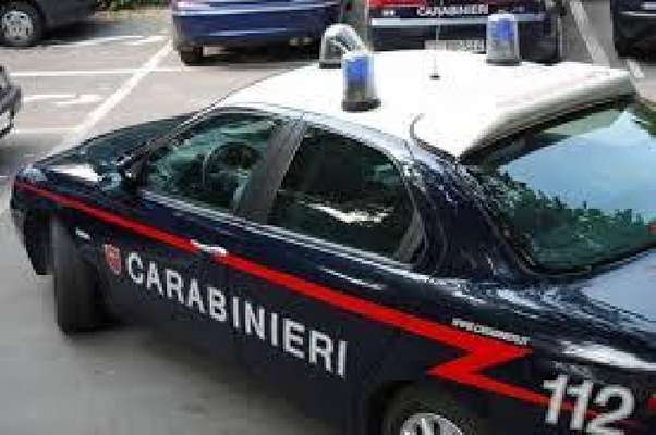 Cerignola, sorpresi a smontare autovetture fuggono alla vista dei carabinieri ma vengono fermati
