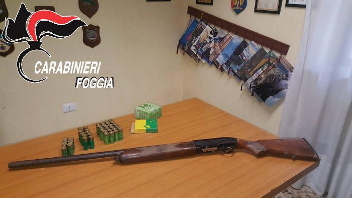 Tenta di nascondere fucile rubato nel 2011 a Manfredonia, arrestato un allevatore di 39 anni
