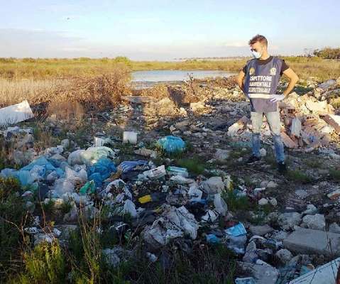 Discarica a cielo aperto a due passi da Ippocampo