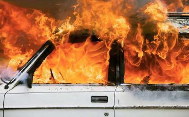 Accecato da ossessione morbosa incendia due volte l'auto dell'ex moglie, in manette 42enne