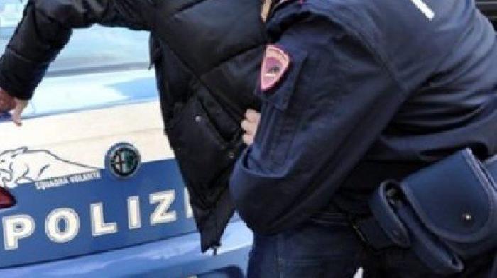 San Severo, inveisce contro i passanti con un bastone e prende a calci i poliziotti che l'arrestano
