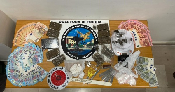 Foggia, la Squadra Mobile scopre una base di spaccio in un miniappartemento nel centralissimo corso Roma