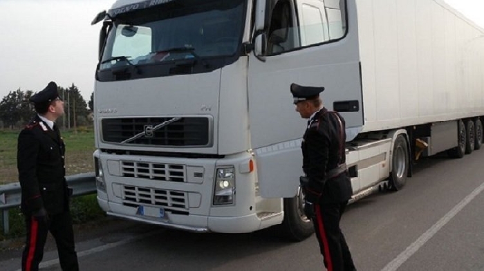 Cerignola: assalto a tir sulla A16, camionista bloccato da un'autovettura con cinque rapinatori armati di pistole e fucili