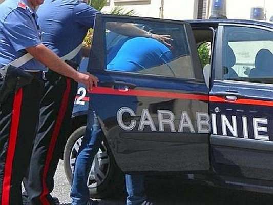 Rubano armi in un'abitazione privata, arrestati due uomini a San Nicandro