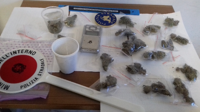 Vieste, aveva in casa 400 dosi di marijuana e allaccio abusivo alla rete elettrica