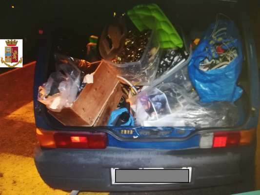 Beccati mentre erano intenti a rubare materiale elettrico, due uomini in manette. Complice in fuga