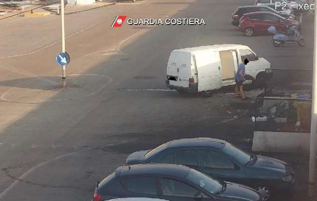 "Incivili" in azione al porto di Manfredonia, otto persone beccate a gettare rifiuti speciali
