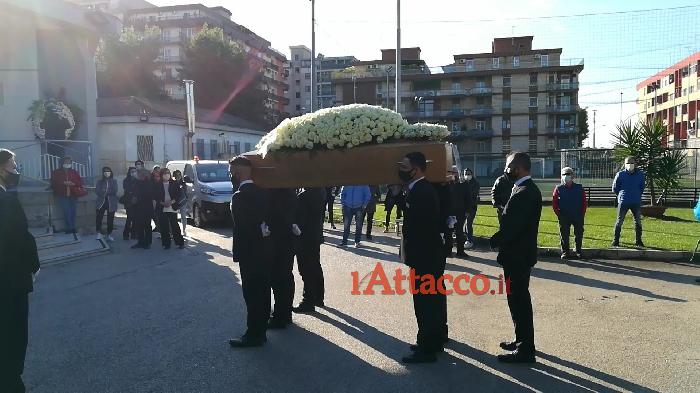 VIDEO | Funerali Traiano, l'arrivo del feretro nella chiesa Beata Vergine Maria di Foggia: tanta commozione tra i cittadini