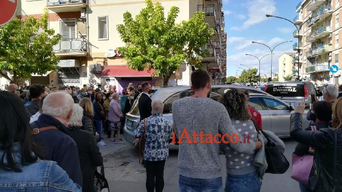 VIDEO | Funerali Traiano, passaggio simbolico del feretro davanti al luogo dell'omicidio. Gli amici: Ciao Francesco