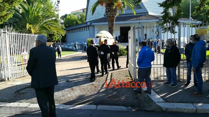 Il vescovo agli assassini di Traiano, l'esercente ucciso dopo rapina nel suo bar: Costituitevi e chi sa parli