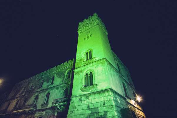Vico, Palazzo della Bella si illumina di verde: omaggio all'Irlanda