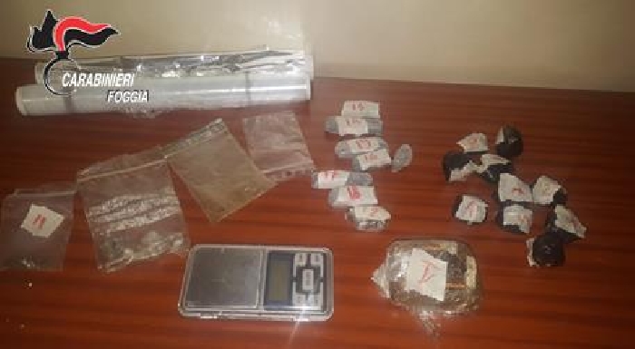 Beccato con droga in casa spacciatore recidivo, nascondeva due etti e mezzo di hashish