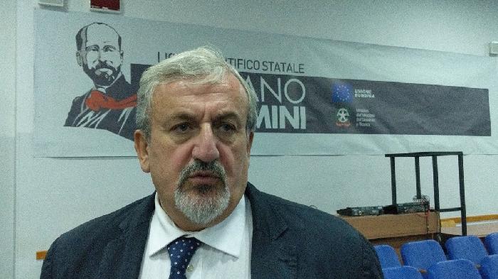 Emiliano indagato. M5S: "Venga in consiglio regionale e faccia chiarezza"