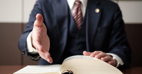 Modificava ricorsi e li faceva notificare dagli ignari uffici giudiziari. Condannato avvocato foggiano
