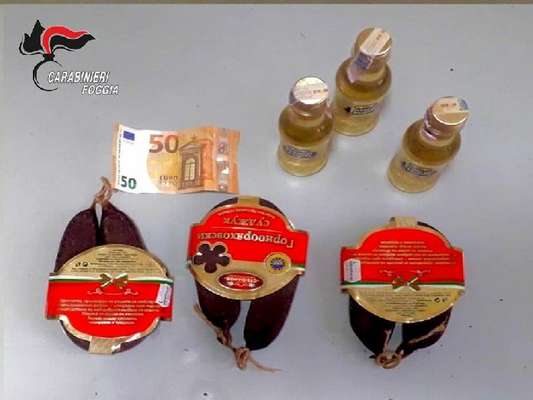 Cerignola, per evitare la multa offre ai carabinieri salumi e liquori. Arrestato