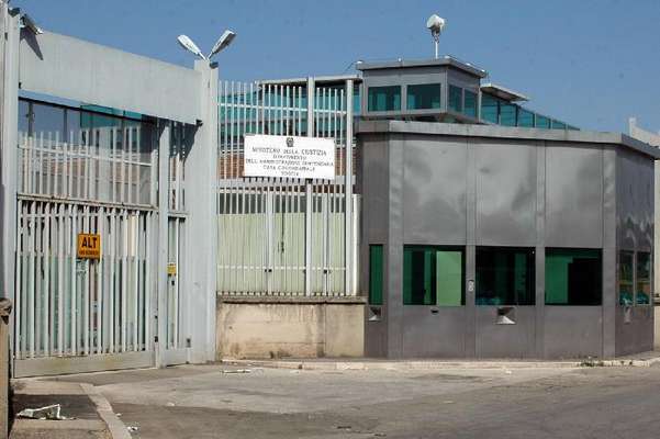 Detenuto aggredisce agente della polizia penitenziaria, il sindacato: "Non siamo carne da macello"