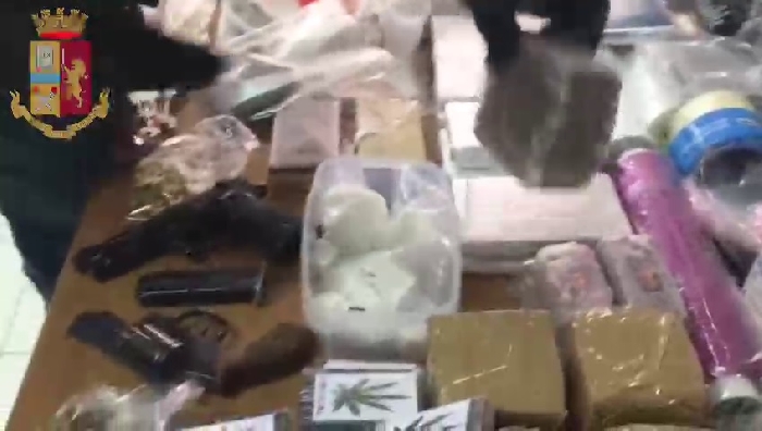 Operazione Alto Impatto a Cerignola: quattro arresti, multati tre commercianti abusivi, sequestrate armi e droga