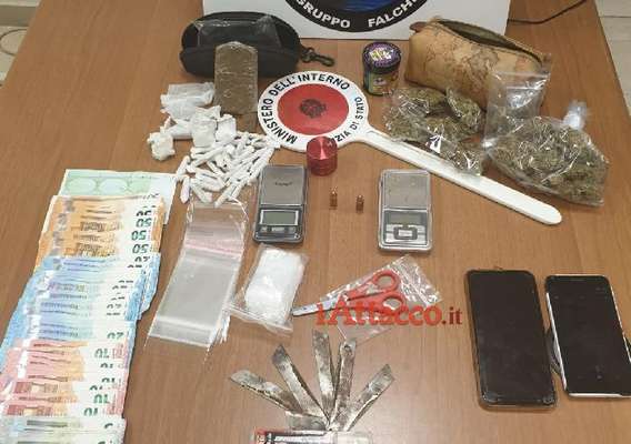 La casa come deposito della droga, in manette giovane foggiano: ha aggredito i poliziotti durante la perquisizione