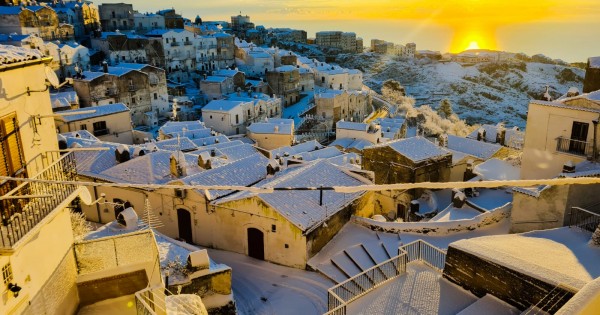 La magia di Monte Sant'Angelo avvolta dalla neve